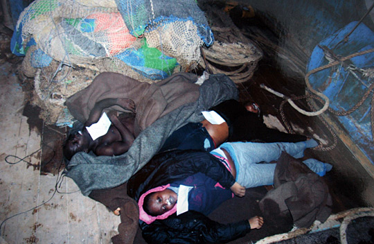 被打捞上来的遇难者遗体.