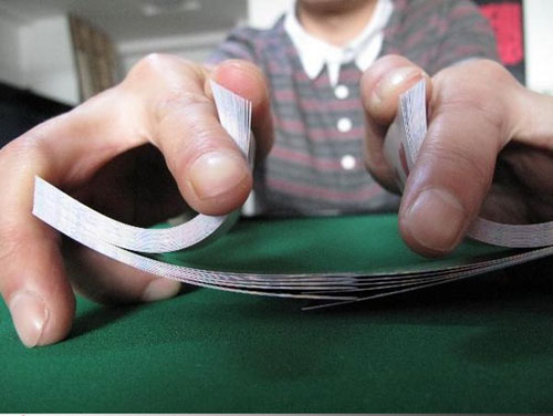 马洪刚现场为群众演示扑克中洗牌控制的技巧.