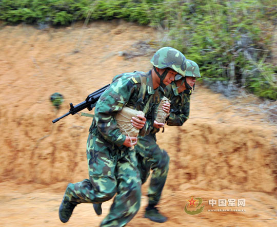 组图:南京军区某团练就爆破基本功(5)