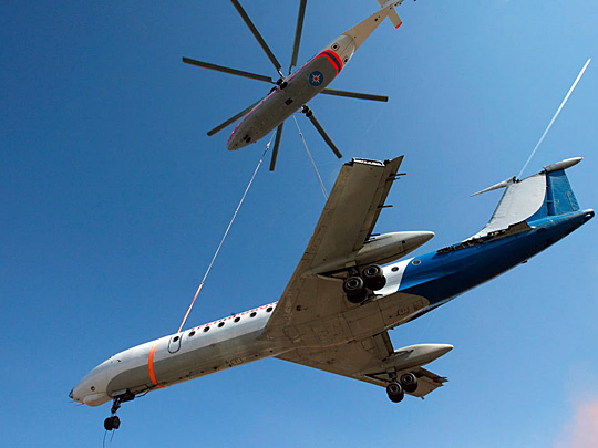 【点击查看其它图片】4月16日,俄罗斯圣彼得堡,一架米-26直升机将一架