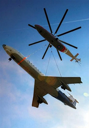 图:直升机中的"大力神"mi-26吊运客机(5)