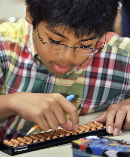 图:东京一所美国学校举行打算盘比赛(2)