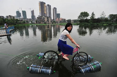 图:武汉退休职工自制水陆自行车