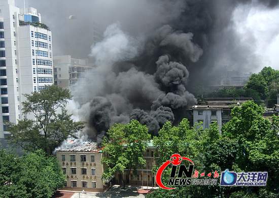 图:广州一小学教学楼天台起火