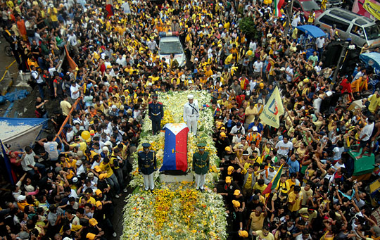 图:菲律宾20万人送别前总统阿基诺(2)