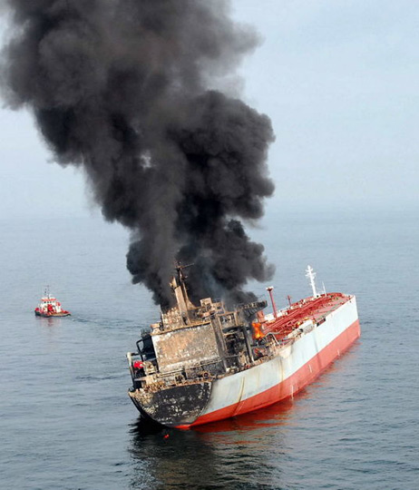 一台资油轮在马六甲海峡发生撞船事故(2)