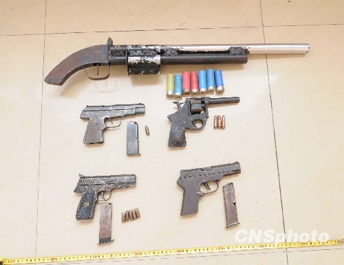 图:持枪劫匪洗劫茶庄 警方八小时破案(2)——中新网