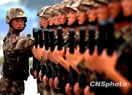 9月3日,北京郊区阅兵村的官兵正在加紧训练. 中新社发 宋吉河 摄