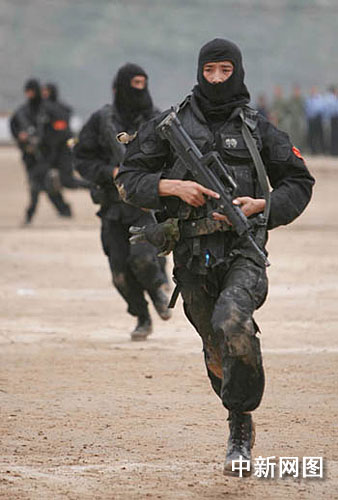 图甘肃举行金城09反恐演习4