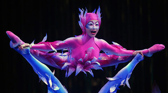 图为加拿大太阳马戏团的演员在莫斯科进行表演.