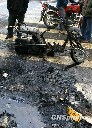 图:江西湖口一摩托车当街自燃成废铁