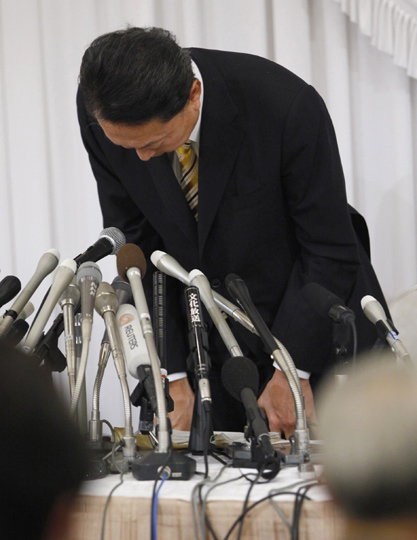 日首相鸠山就两位前秘书被起诉公开道歉_cctv.com_中国中央电视台