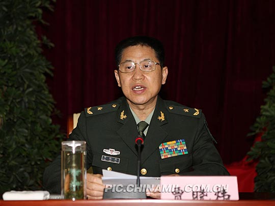 广州军区贾晓炜参谋长在作指示.李三红 摄