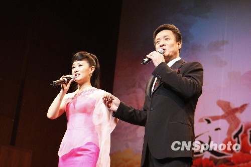 图为当晚阎维文和雷佳合唱"敖包相会".