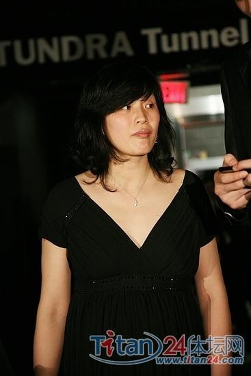 姚明夫妇亮相晚宴秀恩爱 叶莉"孕"味足(2)