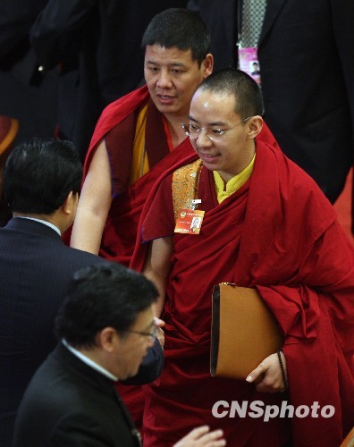 全国政协闭幕会:十一世班禅和与会委员握手致意