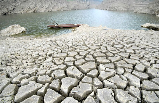 贵州开阳县饮用水源翁井水库34年来首次干涸 (3)