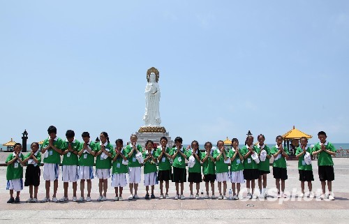 20名玉树地震灾区孩子三亚虔诚拜佛祈福3