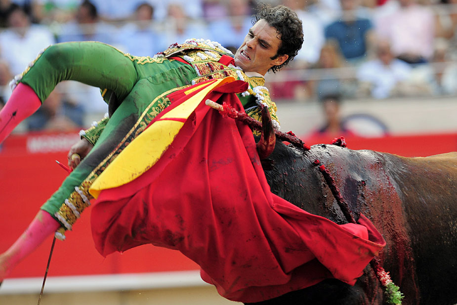 斗牛士命悬一线的精彩表演