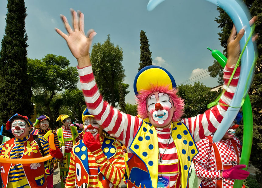 高清趣图:数百"小丑"墨西哥街头大游行