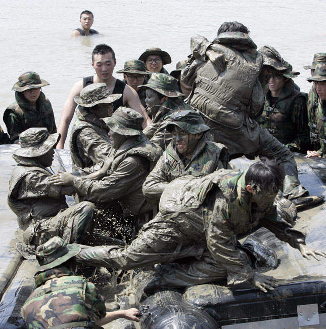 高清图:韩国中学生残酷的泥地军训