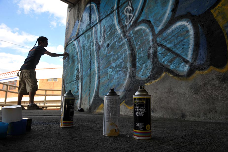 哥伦比亚青年墙上涂鸦作品