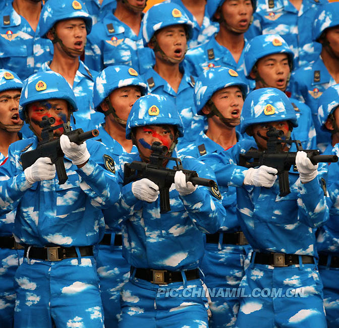 阅兵村内官兵刻苦训练迎国庆