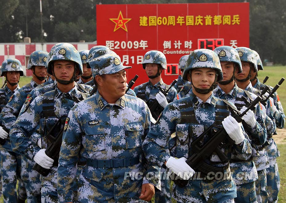 阅兵村内官兵刻苦训练迎国庆