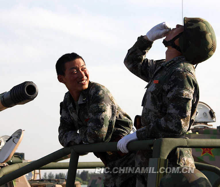 阅兵村内官兵刻苦训练迎国庆
