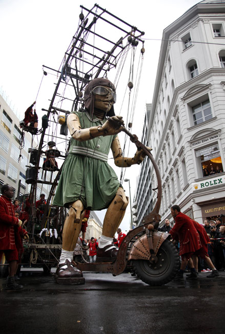 高清巨型提线木偶亮相柏林街头