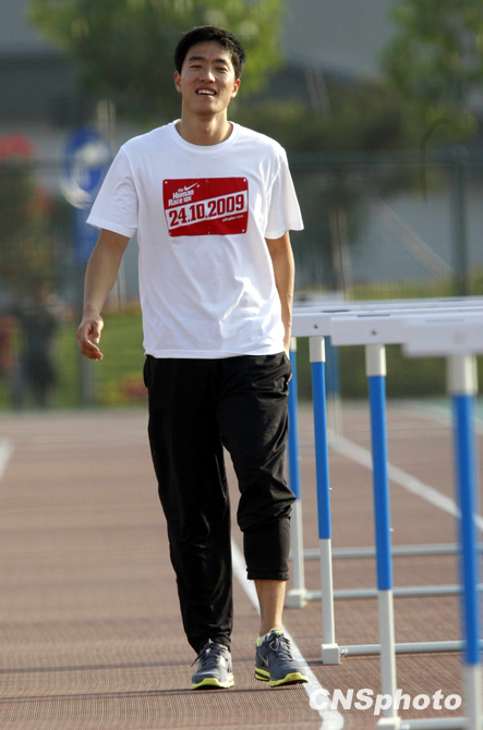 刘翔亮相训练场 轻松备战全运会