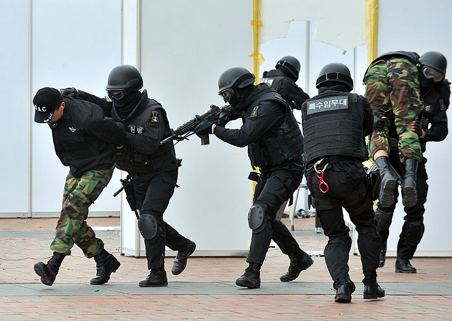 韩国特种兵举行反恐演习