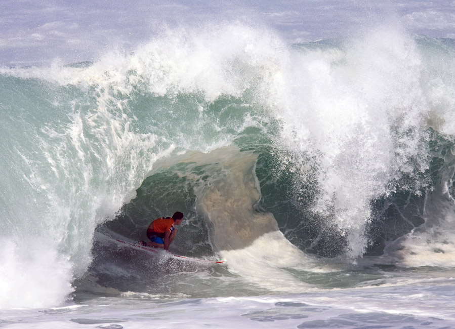 中新网高清图-夏威夷出现15米高巨浪 冲浪者挑战极限
