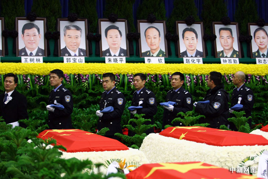 海地遇难中国英烈遗体告别仪式举行