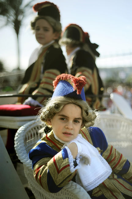 迎传统节日 西班牙儿童游行中尽显童趣