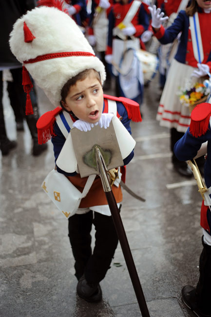 迎传统节日 西班牙儿童游行中尽显童趣