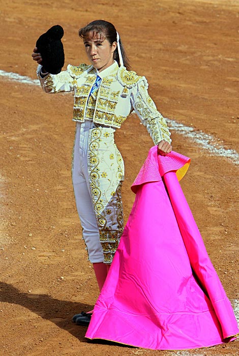 墨西哥女子斗牛士显英姿