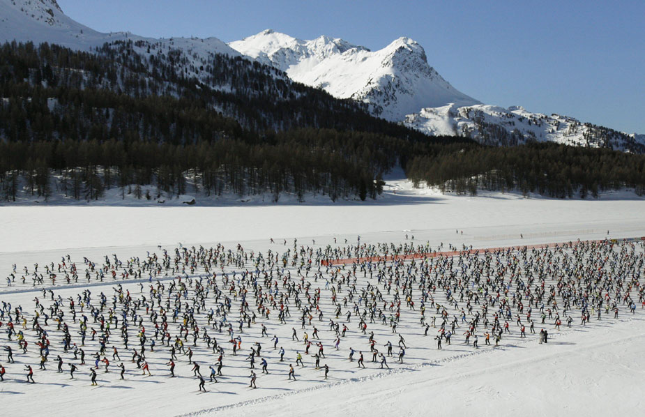 瑞士万人冰天雪地中竞技滑雪马拉松