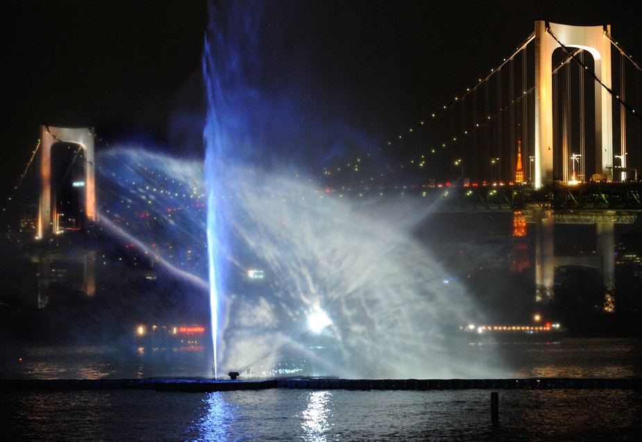 东京湾的喷泉喷射出长60米,高23米的各种海洋生物的画面,令人惊叹.