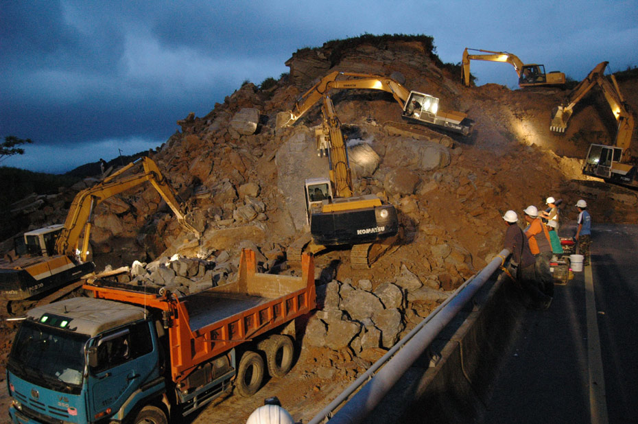 中新网高清图-台湾交通要道发生山崩断桥意外