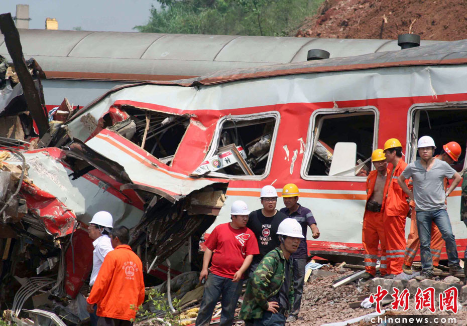 沪昆铁路山体滑坡造成客车脱线事故