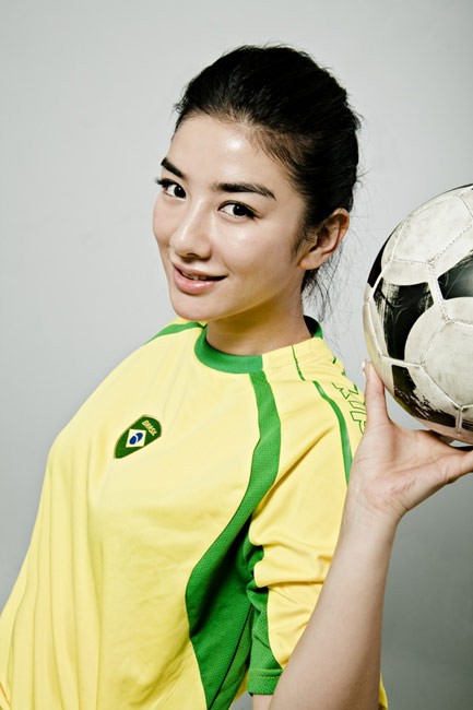 黄奕身穿巴西球衣拍写真 为世界杯助威