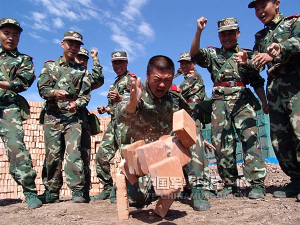 武警兵团指挥部举行军中尖刀大比武