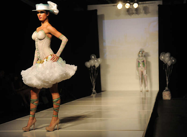 美国大胆时装秀上演另类人体艺术