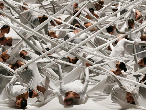 艺术家打造诡异人体组合造型