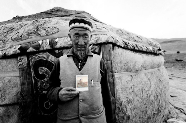 难以置信的迷人:拍立得上的阿富汗人