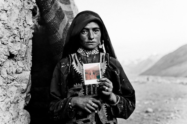 难以置信的迷人:拍立得上的阿富汗人