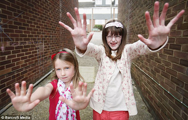 英6岁"巨童"身高1.47米