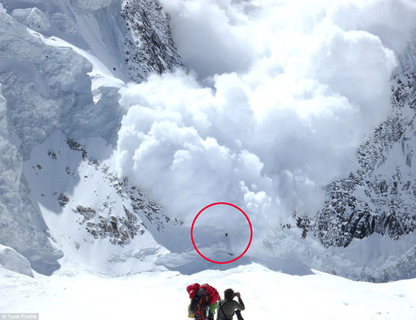 摄影师捕捉到4名登山队员遭遇雪崩惊险逃生