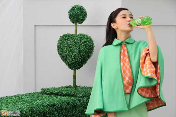 angelababy糖果装卖萌无极限 拍广告尝试歌舞剧